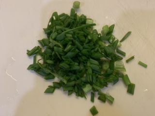 1、芝士肉松蛋饼,葱切丁