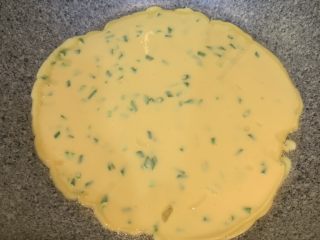 15、芝士肉松蛋饼,倒入调好的面饼