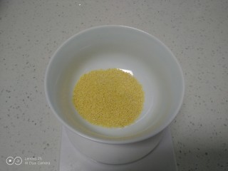 1、胡萝卜小米粥,小米准备好