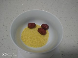 2、胡萝卜小米粥,红枣放入碗中