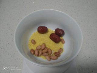 3、胡萝卜小米粥,花生放入锅中