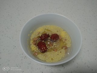 4、胡萝卜小米粥,加入清水淘洗干净