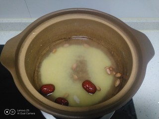 5、胡萝卜小米粥,淘洗干净的食材放入砂锅中，放入适量清水