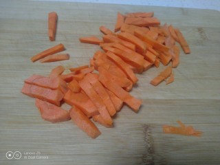 6、胡萝卜小米粥,胡萝卜切条