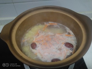 7、胡萝卜小米粥,大火煮开放入胡萝卜，转小火