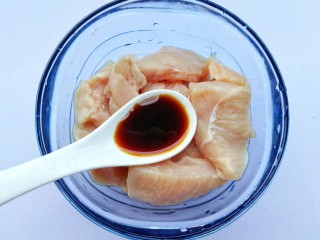 2、蜜汁香煎鸡胸肉,鸡胸肉中放入一勺生抽。