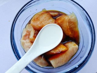 3、蜜汁香煎鸡胸肉,一勺料酒。