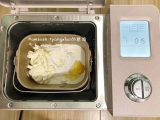1、淡奶油辫子面包,把所有材料都称好，将所有的材料都投进面包机启动和面功能先选择20分钟，实际上15分钟就达到了初步扩展
