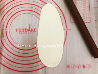 5、淡奶油辫子面包,取一个小面团，把小面团擀成椭圆形，借助刮板把面团翻面