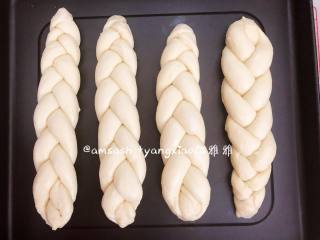 9、淡奶油辫子面包,放入烤盘盖上保鲜膜，进行最后发酵