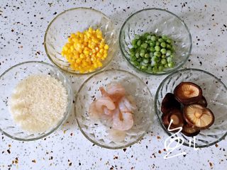 1、鲜虾砂锅粥,准备食材