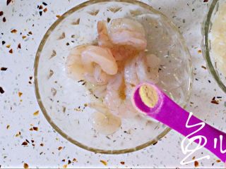 3、鲜虾砂锅粥,虾仁中放入胡椒粉