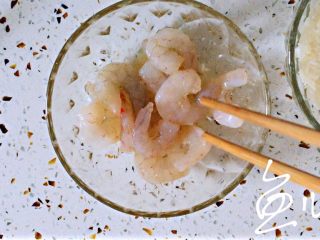 4、鲜虾砂锅粥,将虾仁搅拌均匀，腌制片刻
