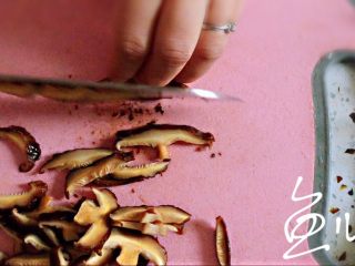 5、鲜虾砂锅粥,香菇切片