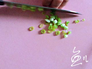 6、鲜虾砂锅粥,葱切碎