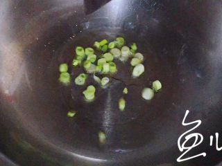 8、鲜虾砂锅粥,油锅烧热，放入葱碎爆香