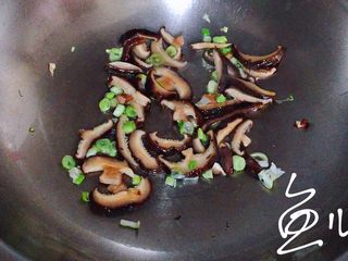 9、鲜虾砂锅粥,放入香菇片翻炒片刻