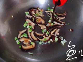 10、鲜虾砂锅粥,倒入生抽