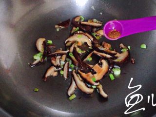 11、鲜虾砂锅粥,放入五香粉，翻炒均匀