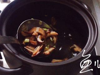 12、鲜虾砂锅粥,炒匀的香菇放入砂锅中，添适量清水