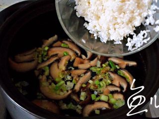 13、鲜虾砂锅粥,放入淘洗干净的大米，中火煮沸，期间要经常搅动，以免粘锅底