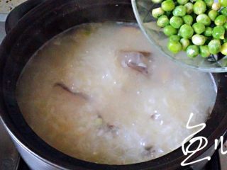 14、鲜虾砂锅粥,煮约15分钟，放入豌豆粒