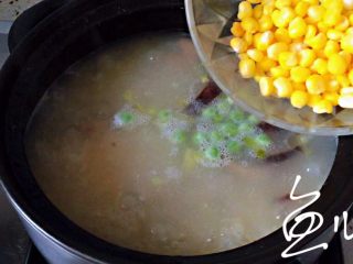 15、鲜虾砂锅粥,放入玉米粒，继续煮5分钟