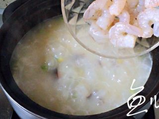 16、鲜虾砂锅粥,放入虾仁，煮5分钟