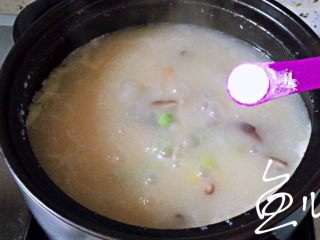 17、鲜虾砂锅粥,放盐，搅动均匀，熄火