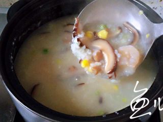 18、鲜虾砂锅粥,看起来很浓稠