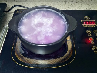 5、宝宝紫薯粥,米汤煮开后加入紫薯一起煮
