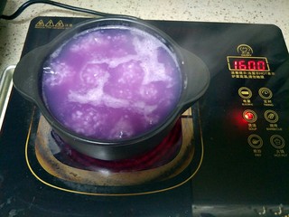 6、宝宝紫薯粥,温度调小一些慢慢熬煮