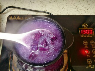 7、宝宝紫薯粥,煮到紫薯熟烂即可关火，加入一丢丢盐调味，利用余温慢慢沸腾