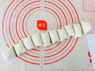 12、牛奶红豆卷,搓成长条切小段。