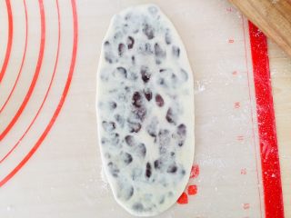 16、牛奶红豆卷,擀成椭圆形。