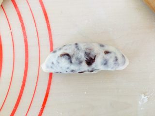 17、牛奶红豆卷,卷起。