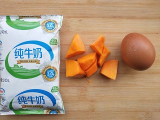 1、蛋黄南瓜蒸蛋,准备好食材。