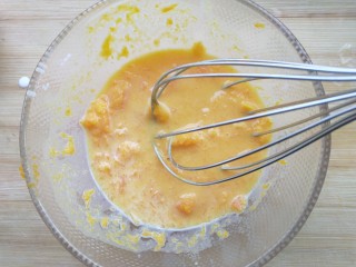 4、蛋黄南瓜蒸蛋,将南瓜捣泥。