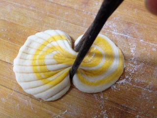 4、会吐珠的贝壳馒头,用一双筷子从面片的竖纹处向里夹和