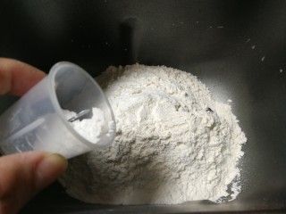 2、小油条,面包桶放入面粉和泡打粉拌匀