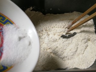 4、小油条,放入盐