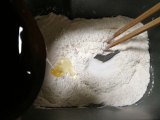 5、小油条,放入大豆油