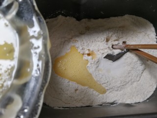 6、小油条,放入将蛋液