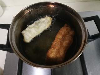 12、小油条,面条下锅漂浮起来，就用筷子翻滚面条，面条迅速膨胀炸至金黄