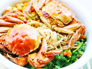 1、美食丨螃蟹烩面 吃到连一滴汤都不浪费～,先上个成品。