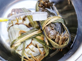 4、美食丨螃蟹烩面 吃到连一滴汤都不浪费～,用牙刷里里外外洗净，掀开蟹壳，挖去腮。