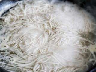 7、美食丨螃蟹烩面 吃到连一滴汤都不浪费～,锅中烧开水，加入一大勺盐，滴几滴油，放入面条。