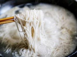 8、美食丨螃蟹烩面 吃到连一滴汤都不浪费～,面条煮到刚刚熟后捞出，放入凉开水中备用。