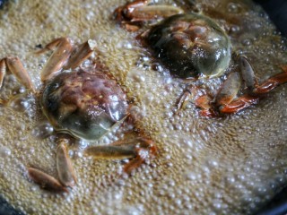 9、美食丨螃蟹烩面 吃到连一滴汤都不浪费～,再次热锅热油，用蒜末爆香，加入盐，料酒，生抽，老抽，糖。