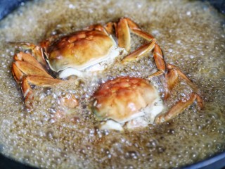 10、美食丨螃蟹烩面 吃到连一滴汤都不浪费～,将处理好的螃蟹放入锅中煮15分钟，让蟹黄与汤融合。